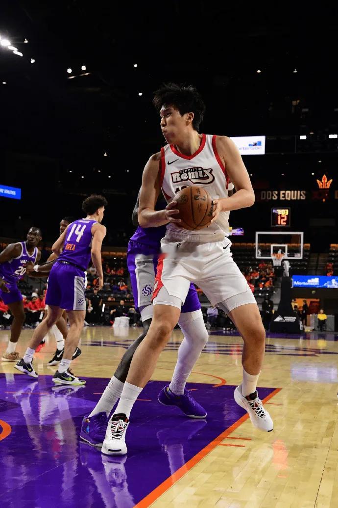 11月16日讯 今日，开拓者社媒发布杨瀚森比赛预告。“明天上午九点，撕裂之城混音