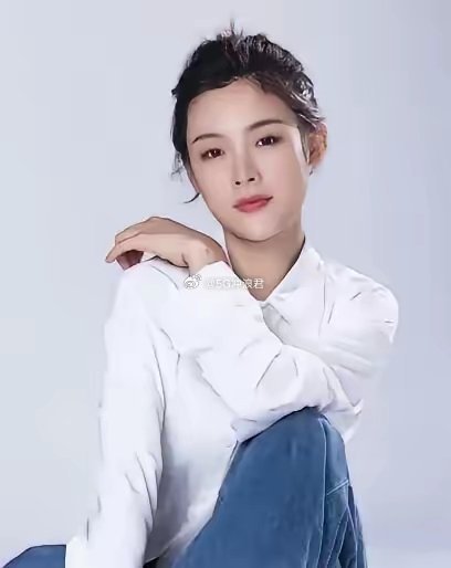 对今天的陈丽君而言，一张结婚证不是通往豪门的入场券，而是一封事业的解聘书。别人给