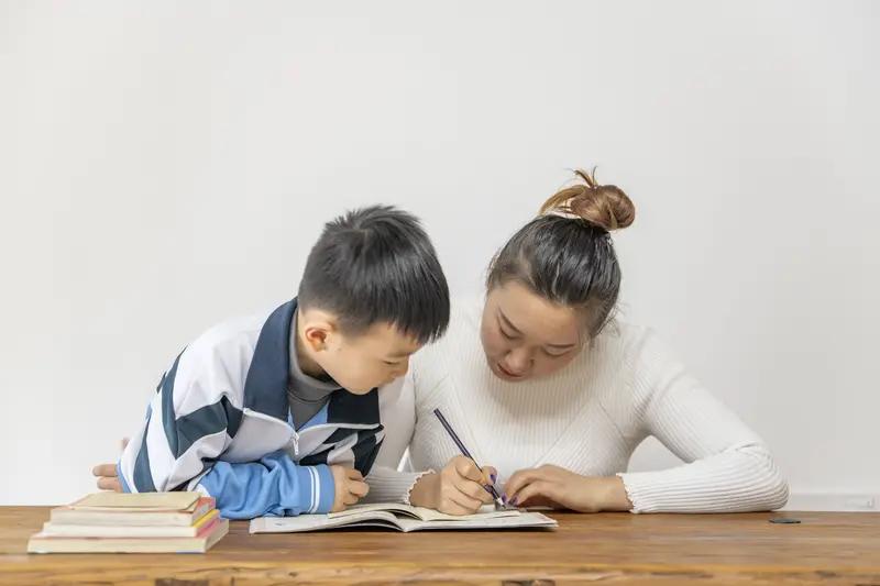 教师家庭最幸福的不是夫妻两人
也不是父母
更不岳父岳母
而是子女
由于教师假期稳