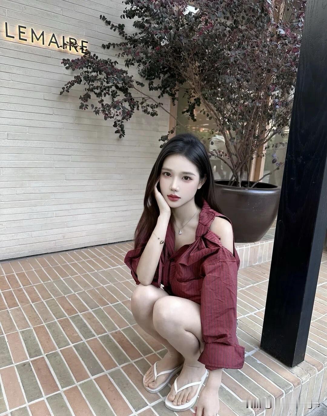 红袖添香处，美人倚柱旁。