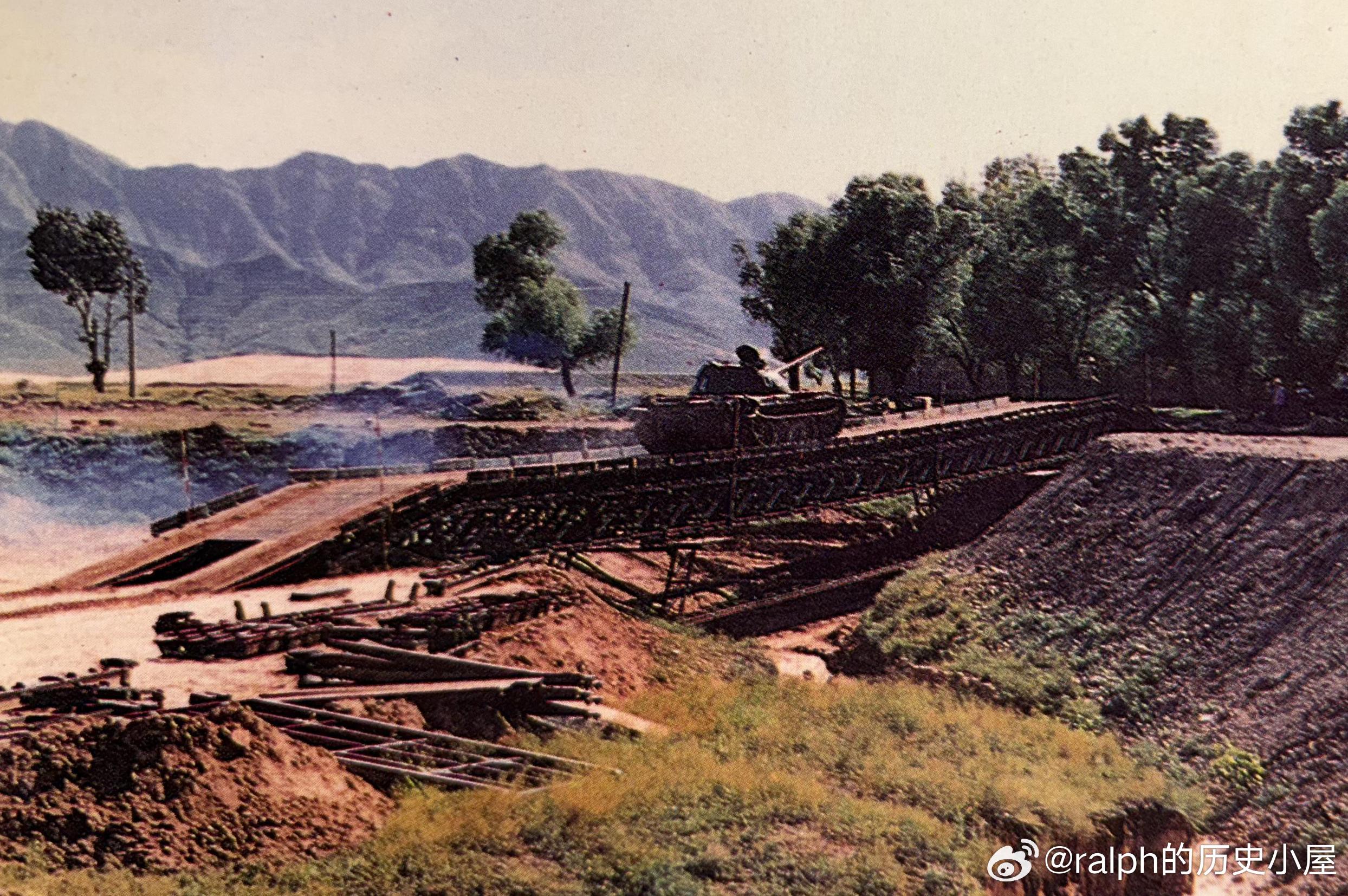 80年代重型桁架桥在干沟上进行通载试验军事历史全触达