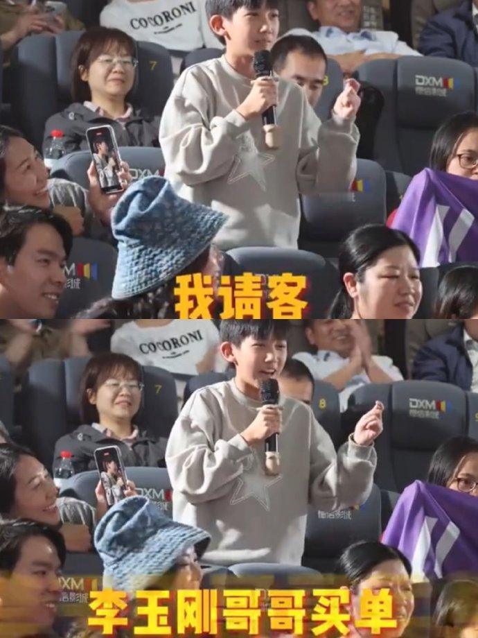 #李玉刚遇e则i#小孩哥的出现，让李玉刚的路演充满了惊喜和欢乐。 ​​​