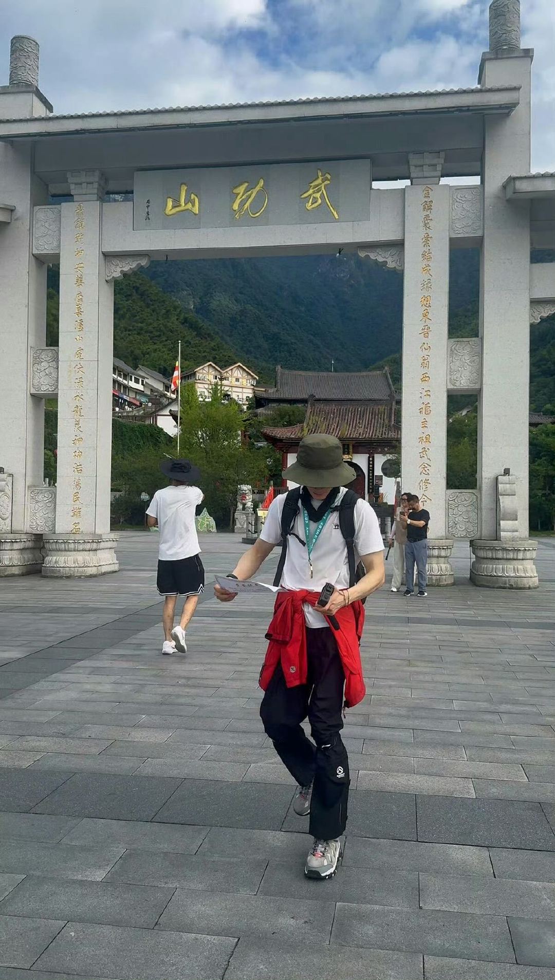 王星越爬华山vlog 王星越搬行李肯定没问题王星越爬华山vlog看完彻底被体能折