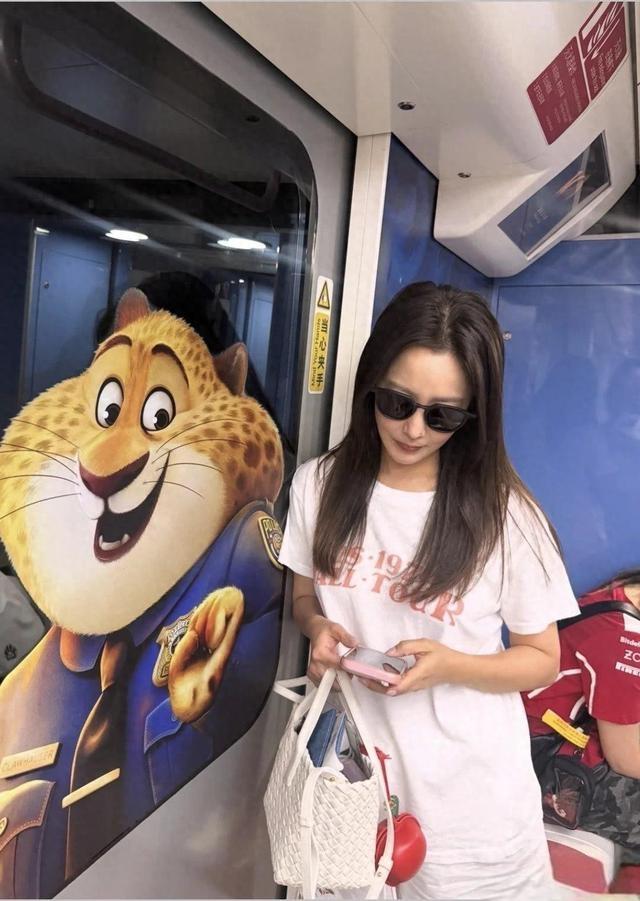 49岁金喜善现身上海机场，素颜坐地铁美到发光
 
说起金喜善，当年凭借《神话》里