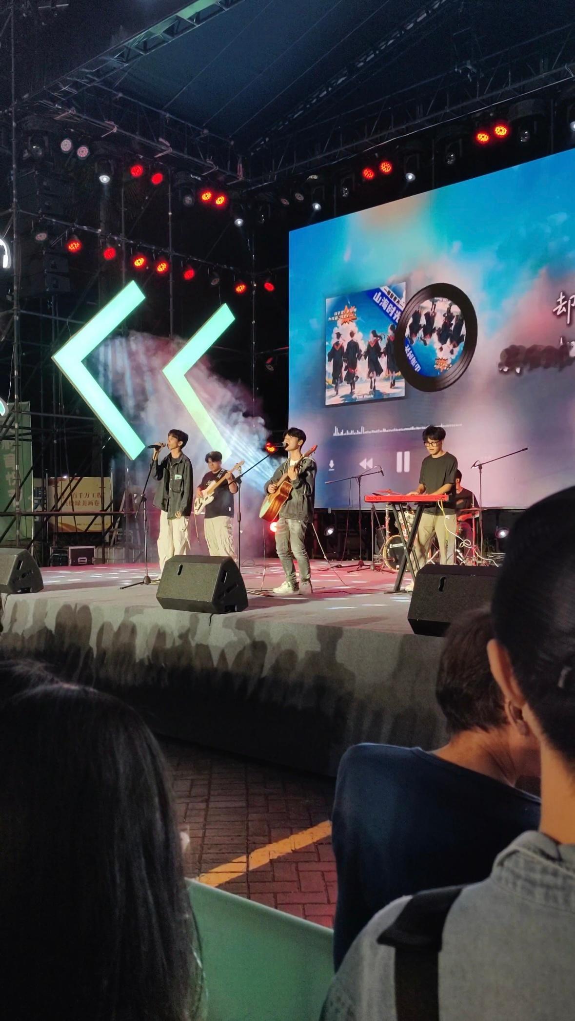 这是属于广东人的青春记忆在里面感受到的是广东人朝阳和青春 看着这些学生乐手在调音