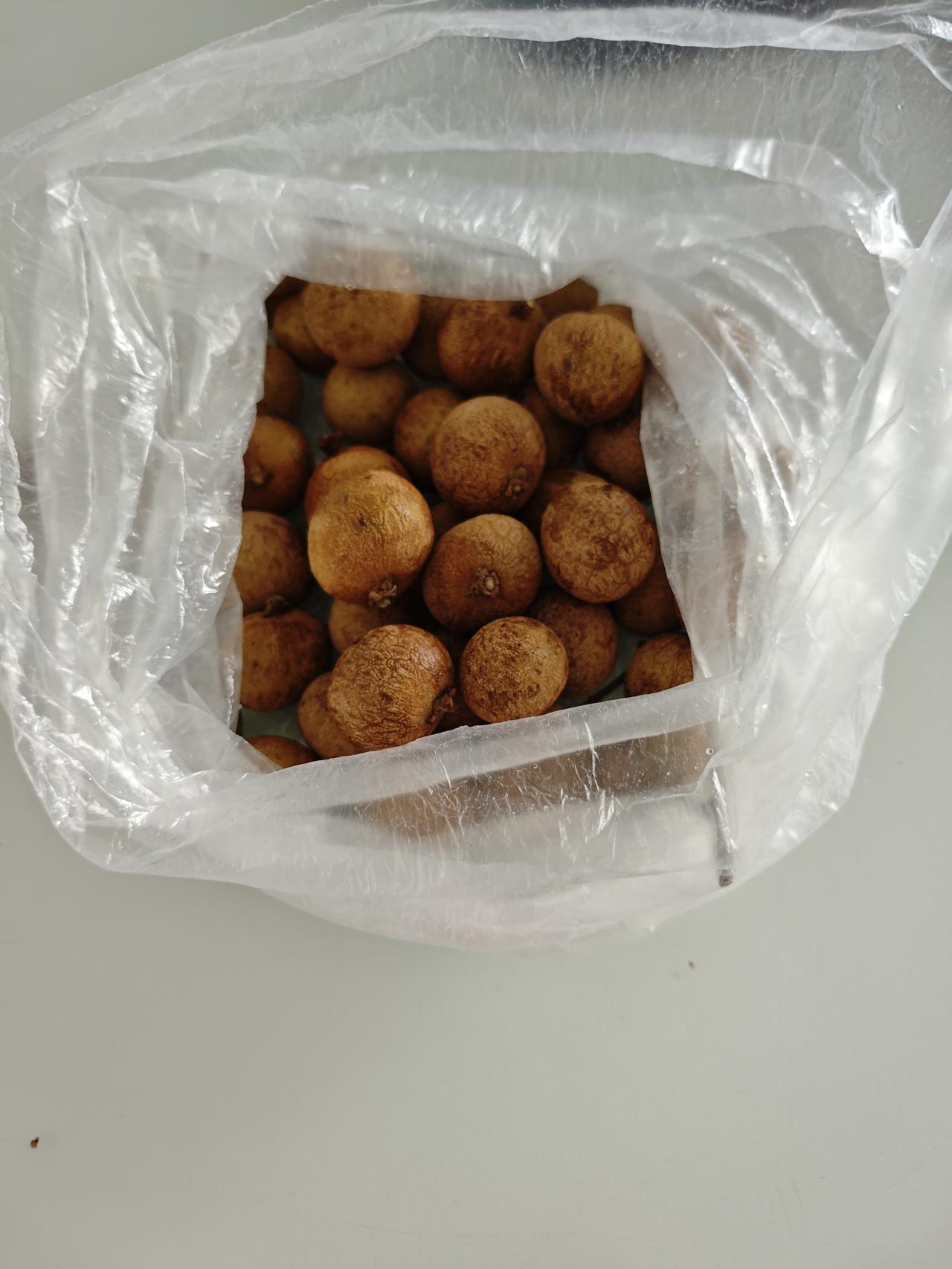 晒出我的今日美食广东朋友自己家种的龙眼，个大饱满，水份多又甜，昨天给我们送了二斤