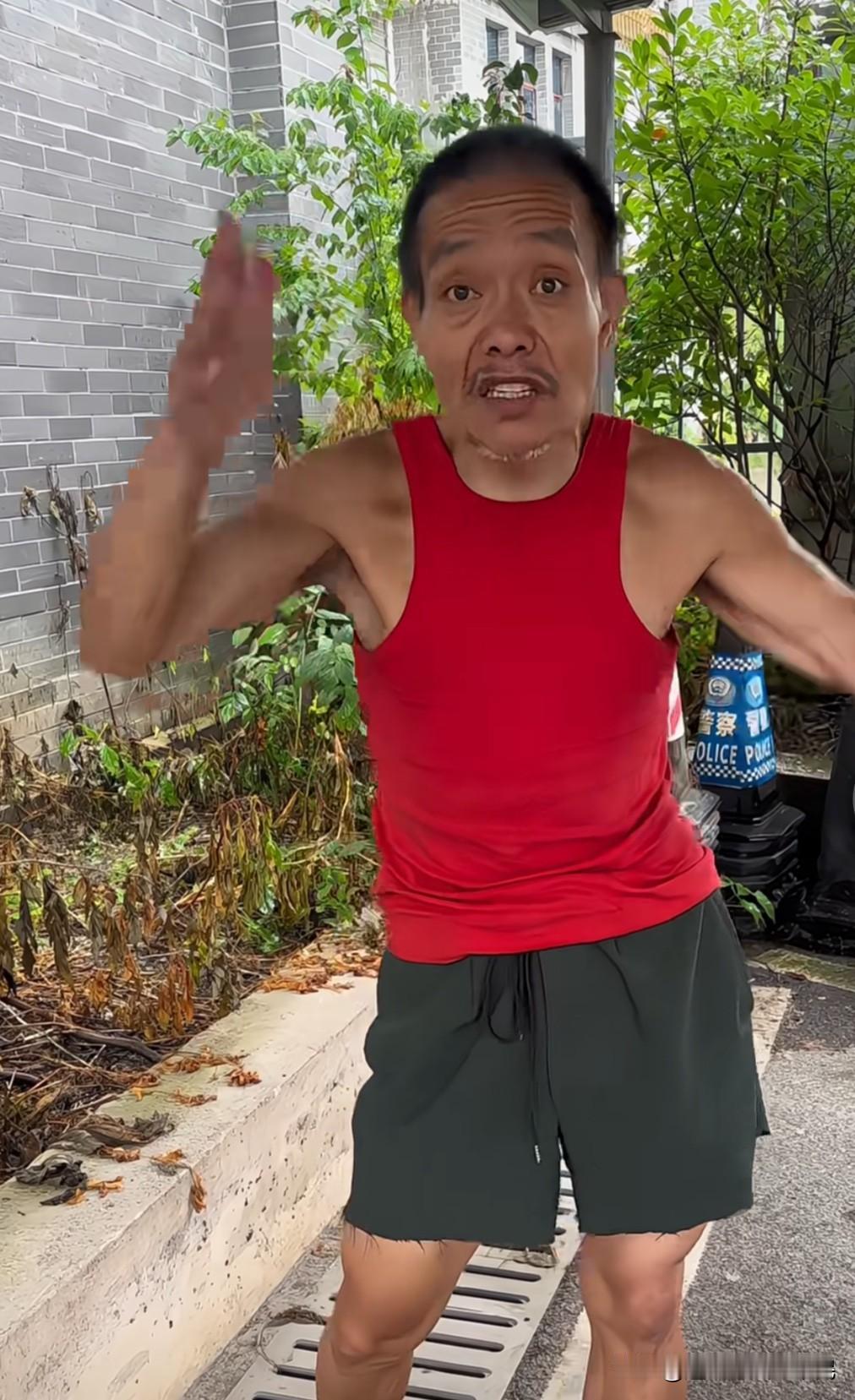 最后的棒棒～河南
      他现在成为了一些想在网络上发财的人的财神爷。而当他