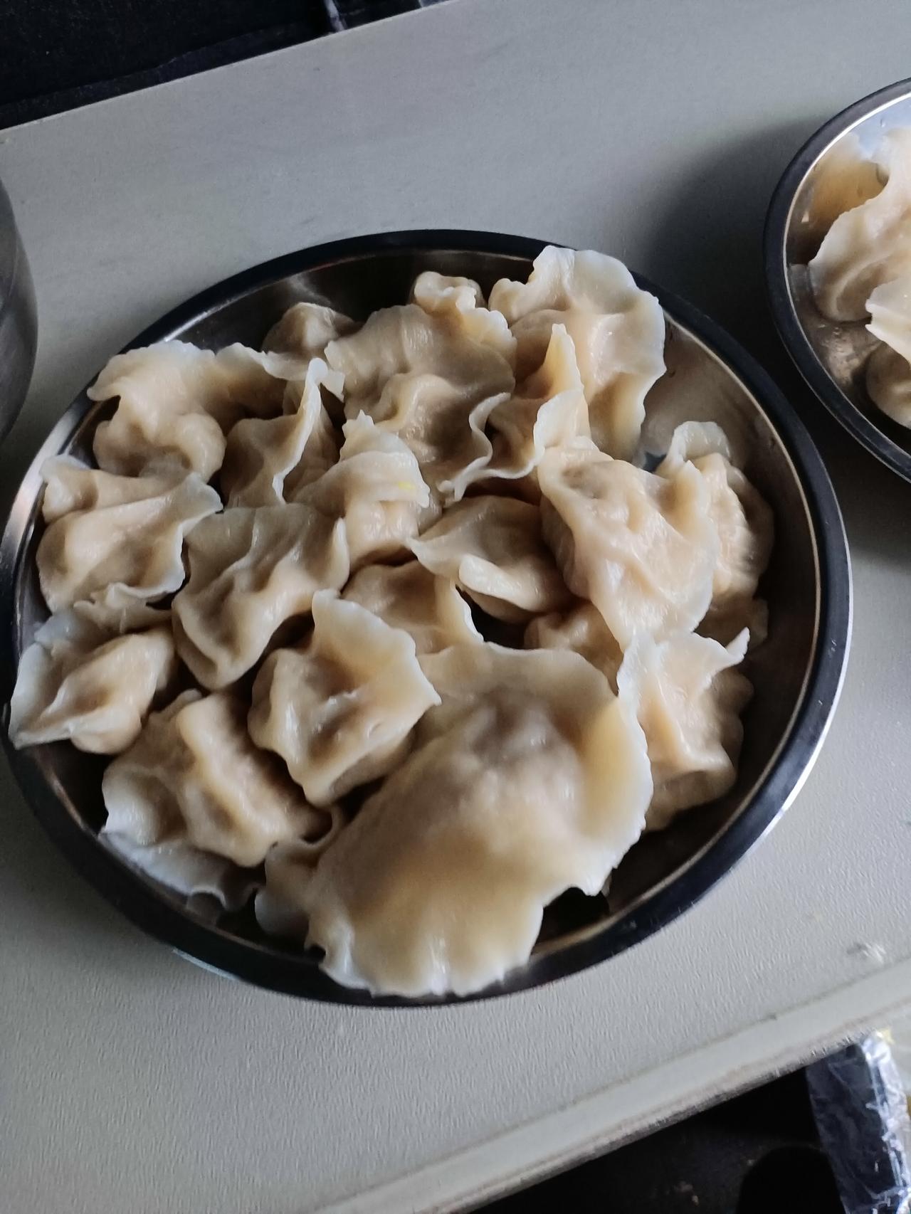 下雨天吃饺子了。
     今天到了乐山一阵阵的下雨，也不能出去溜达。还有点猪肉