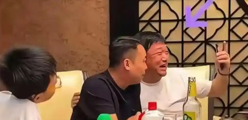 贾冰成都饭局醉酒说脏话，同桌“兄弟”藏手机偷拍剪辑上网，全网怒骂：熟人背刺比黑粉