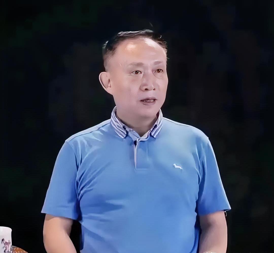 昨天跟个同学喝茶，聊起卢麒元，对方嗤之以鼻，觉得这人放着大把钞票不赚，非要去网上