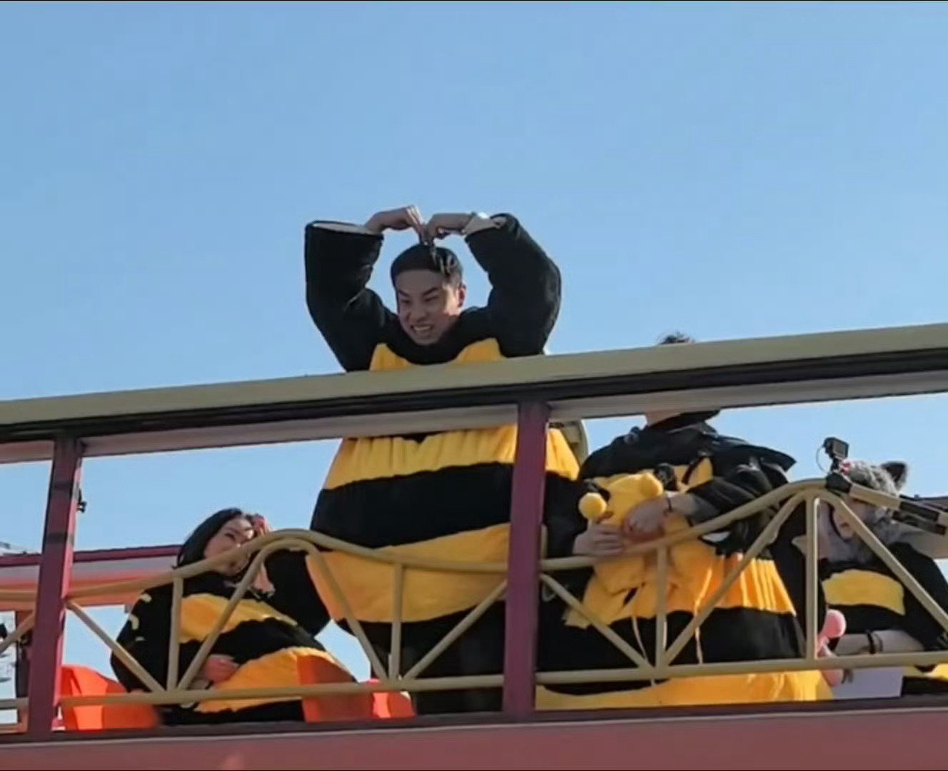 徐志胜模仿魏大勋饭撒还是得熟人局好玩，徐志胜就这么水灵灵的模仿魏大勋饭撒，简直两