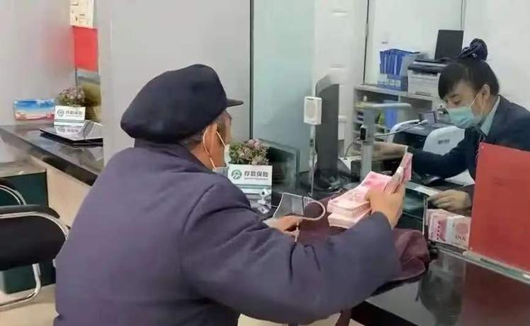 河南商丘，男子20多年前在银行办了张存折，取完钱后，存折里白纸黑字写着还剩359