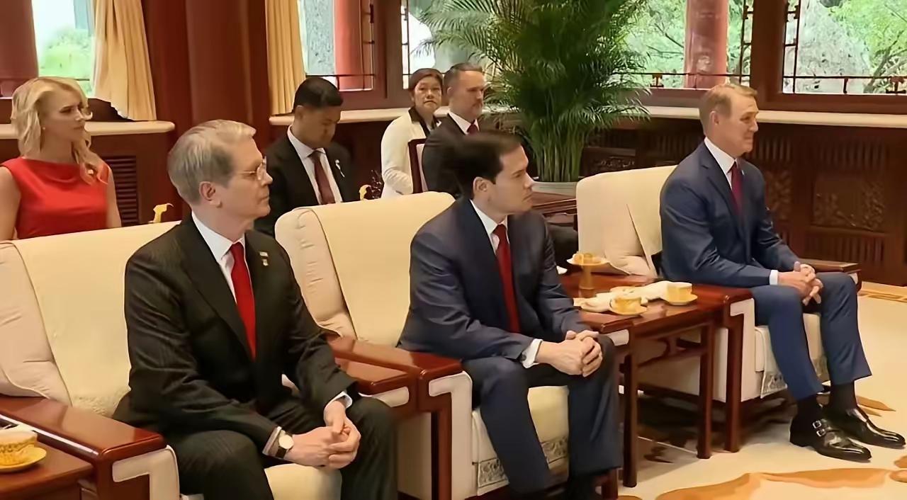 发现很多人都被带偏了认知，总把正式场合的跷二郎腿，当成随性洒脱的松弛感，却从来不