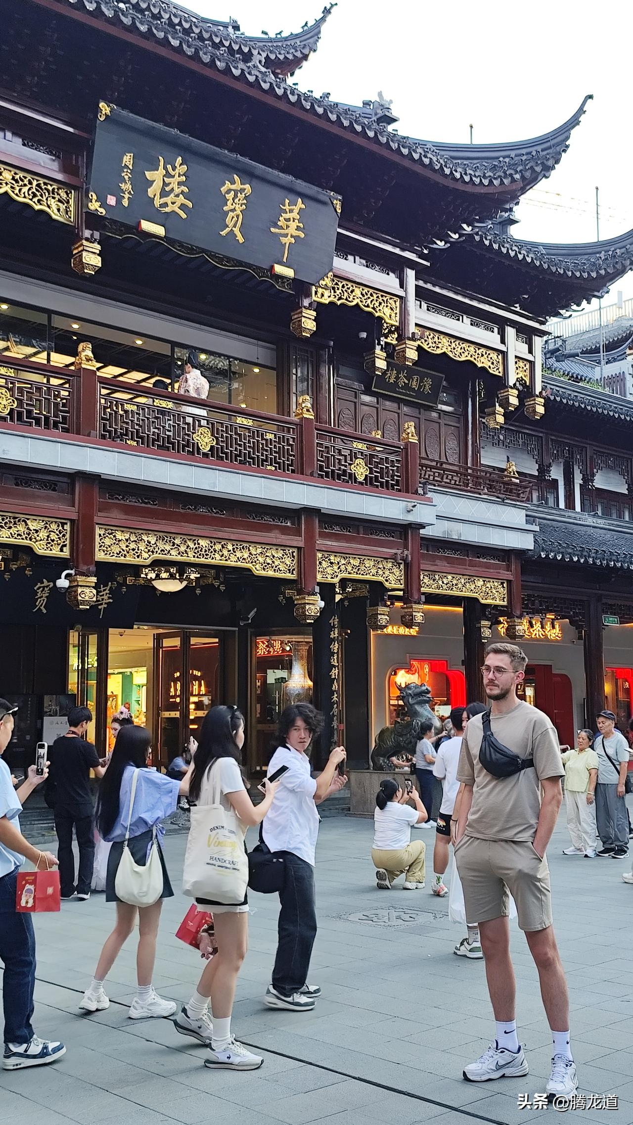 上海城隍庙人气旺上海城隍庙华宝楼雄姿