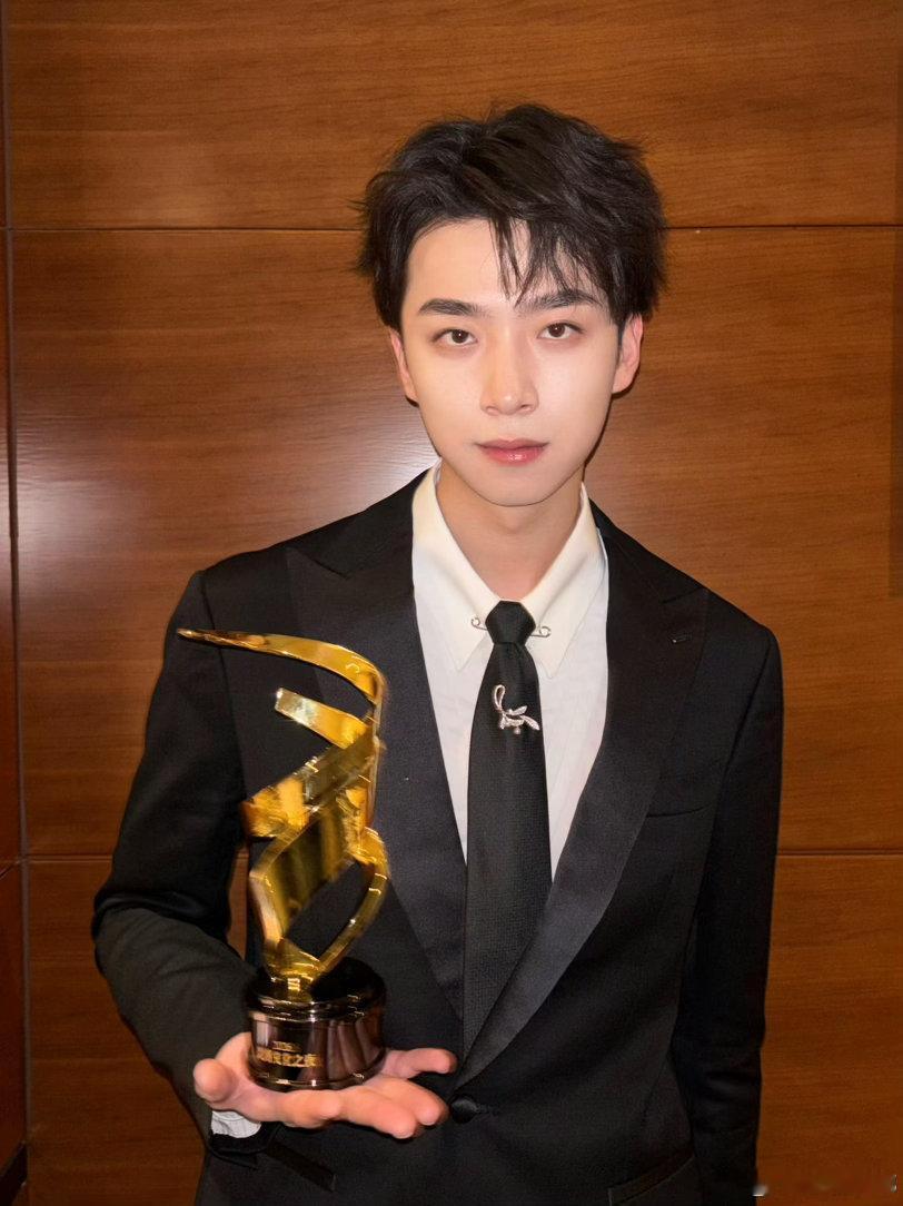 张嘉元回应看不见的客人获奖微博文化之夜以热爱为光，以真诚为炬。张嘉元感恩这份肯定