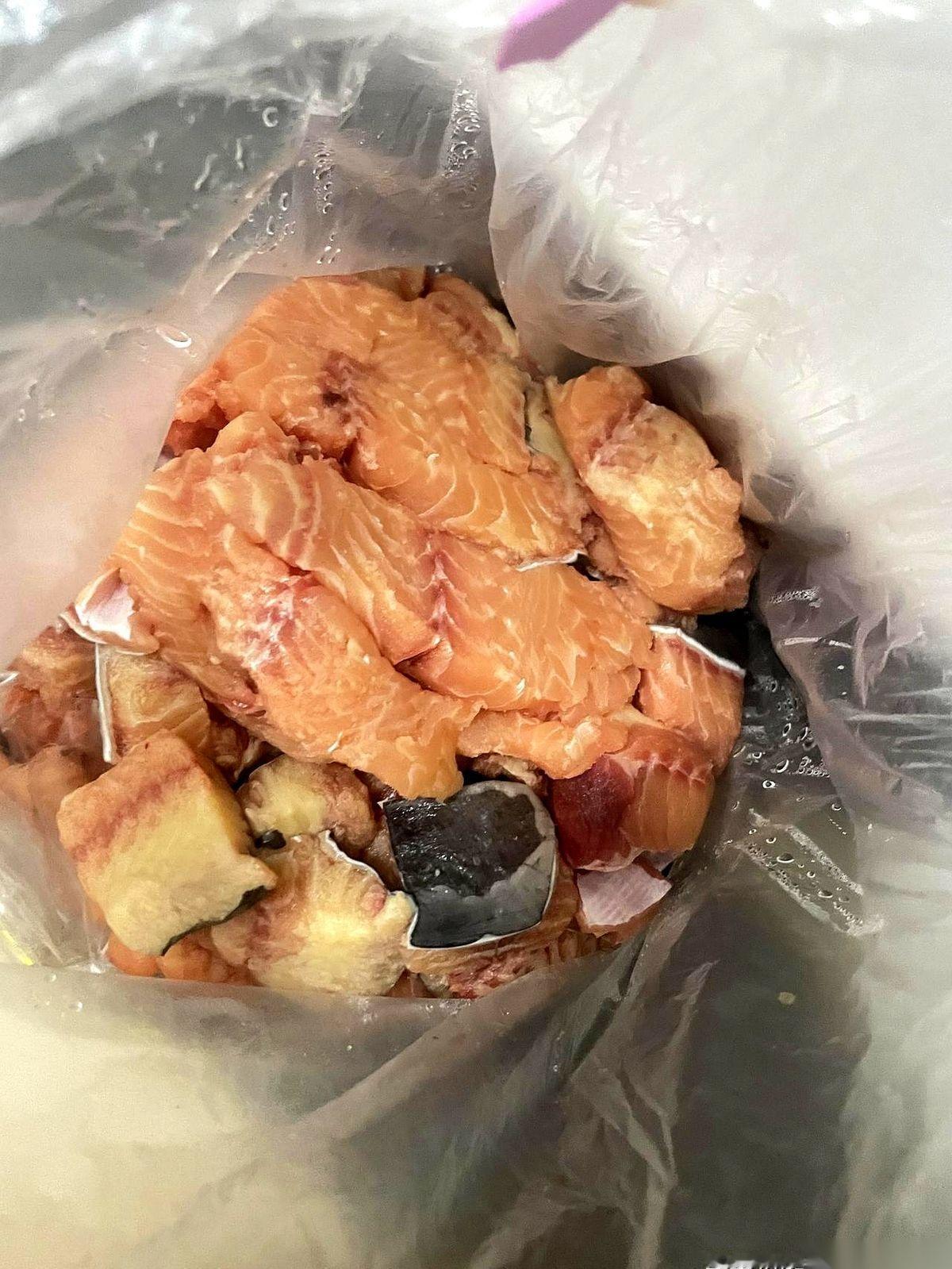 我老公，吭哧吭哧忙活了一个多小时，杀鱼、去骨、分肉……
结果第二天早上，全让我给