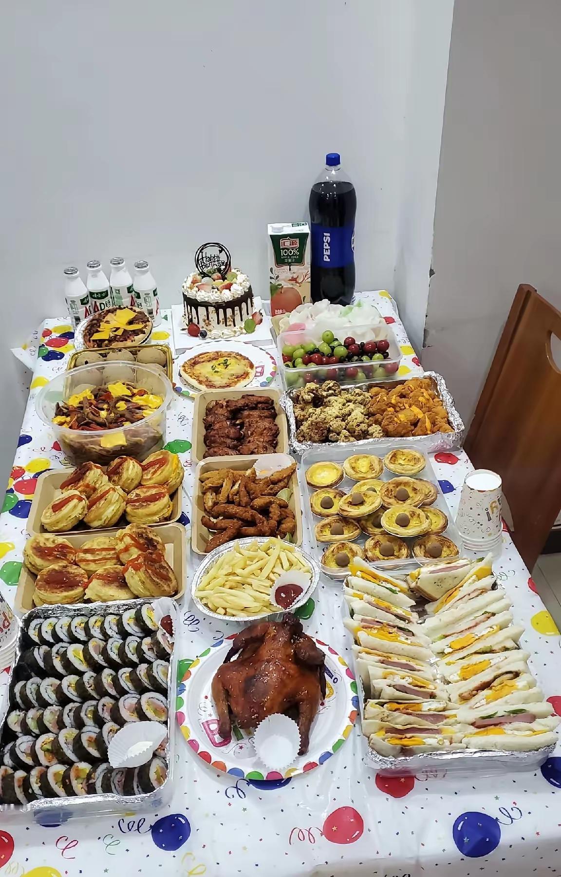 初中生生日聚餐在家办！
这才是青春该有的仪式感！
12个半大小伙子凑一起庆生，孩