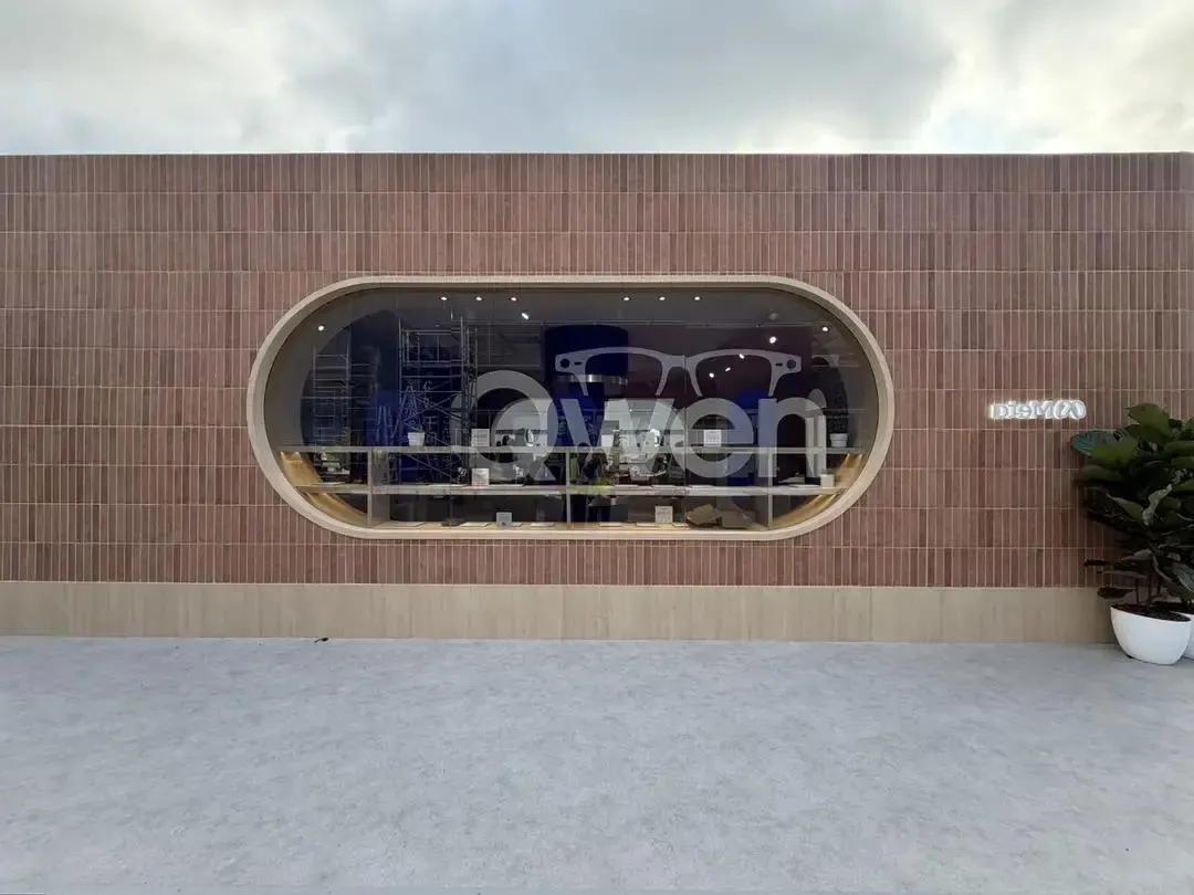 在巴塞罗那举行的MWC大会上，我们的AI眼镜火了。
老美排了40分钟的队，才戴上