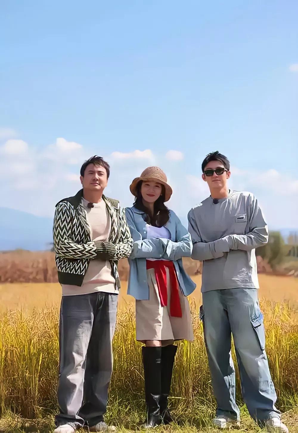 原来明星回农村以后，也跟我们普通人一样，变得那么老土！[捂脸][捂脸][捂脸]