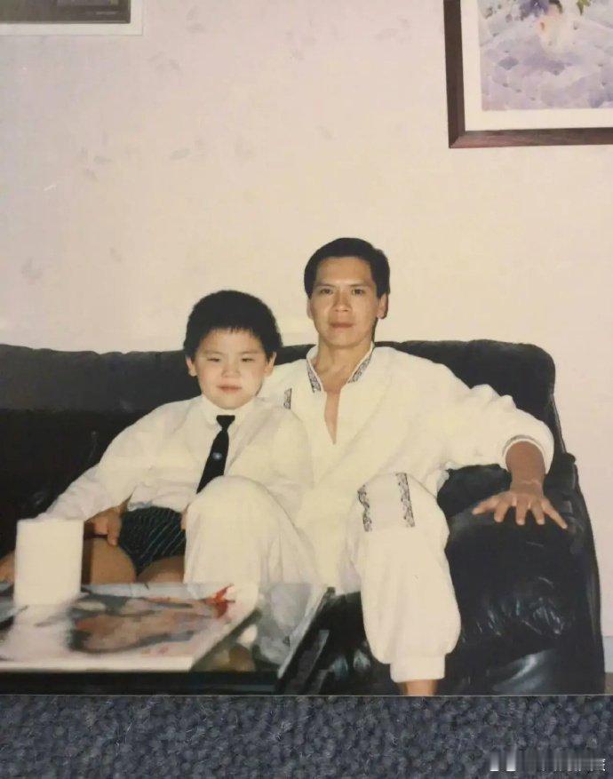 向华强带儿子向佐时严肃凶狠，抱孙女一脸慈祥有爱…… 