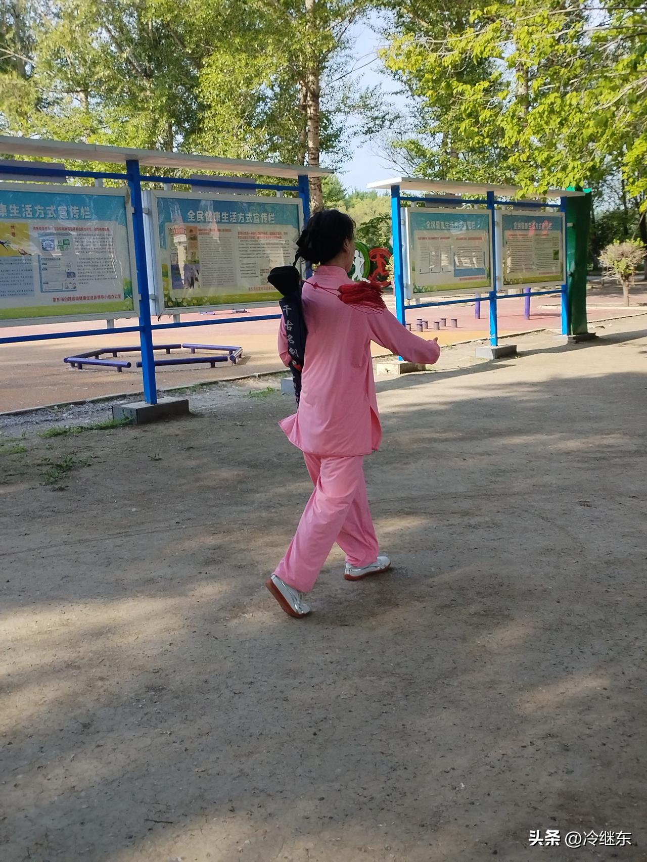 究竟是在早晨还是晚上散步？这个没有统一标准。
   就我而言，更喜欢早饭后出去散