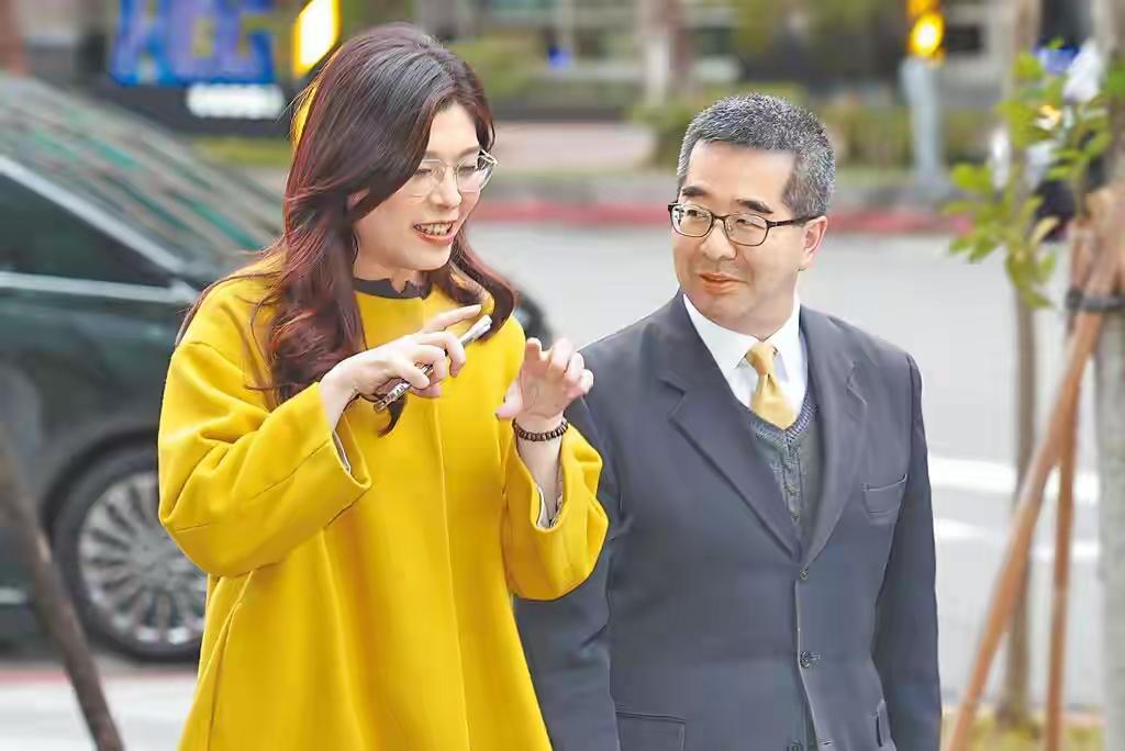 独家观察：抛“亲人论”一箭双雕，郑丽文“借陆制美打绿”
 
1月28日，国台办与