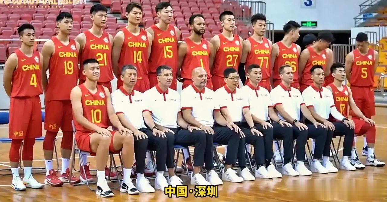 随着8月19号的来到，中国篮球一夜再爆2个逆天好消息！

1，中国男篮完成定妆照