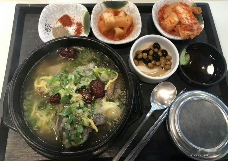 “消费强劲”指韩国人没少花钱。至于花了钱在韩国能吃到用到多少东西，那得看韩国资本