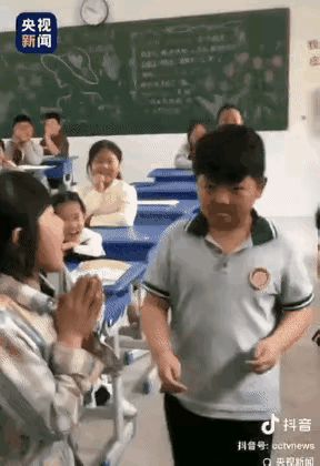 课堂上，老师留意到那个不爱说话、性格内向的学生。

随后，他想出个主意，让这同学