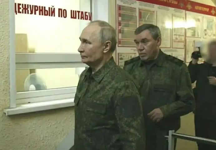 在泽连斯基与特朗普即将会面的头一天，普京穿上军装视察前线指挥部，与特朗普联手施压