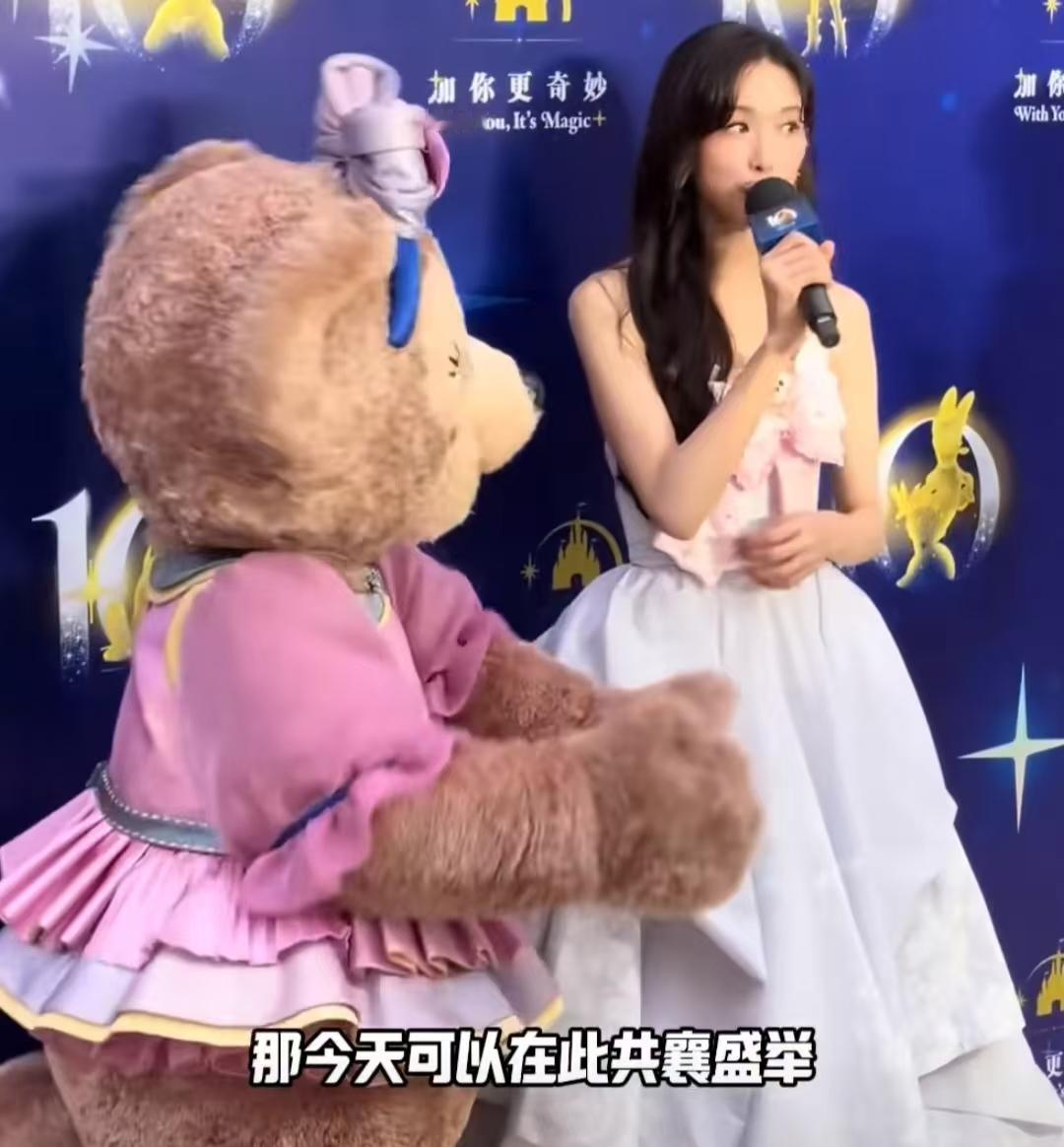 上海迪斯尼十周年庆典，主办方邀请林志玲出席红毯活动，弹幕都在问为什么要请她？一个