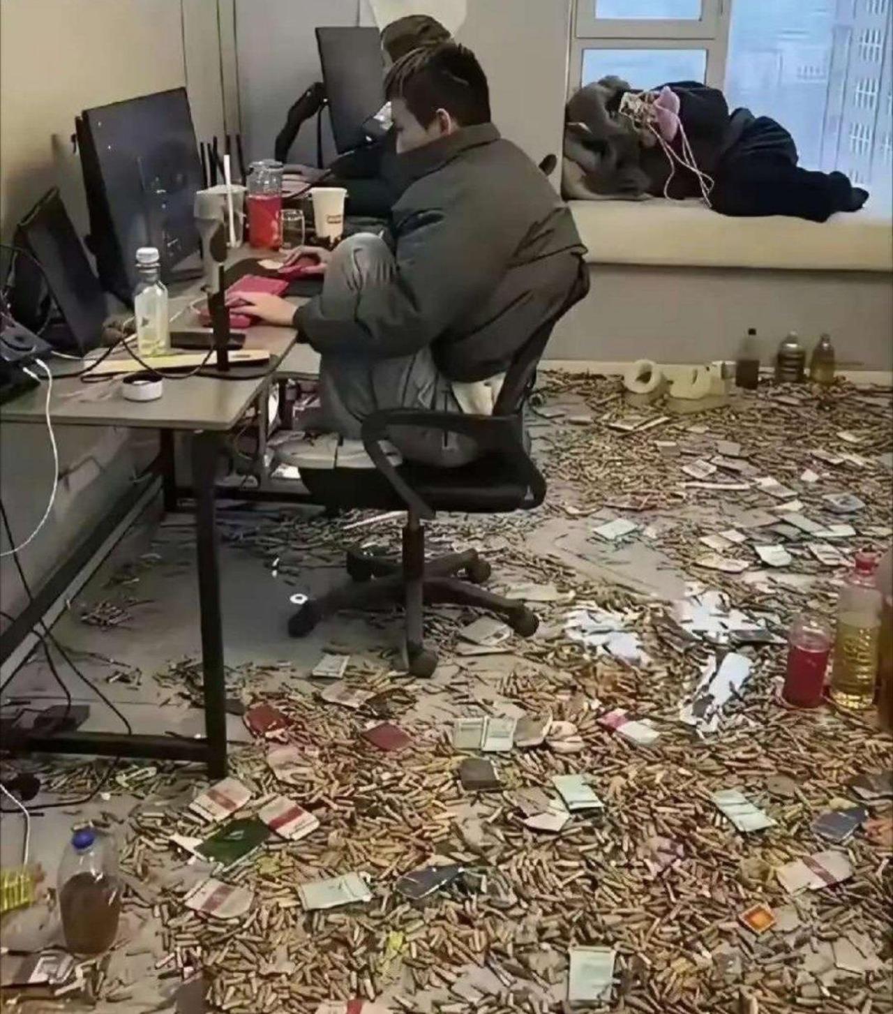 别人眼里这乱得像刚遭过贼的小工作室，在夫妻俩这儿就是顶配神仙生活。

老公盘腿守