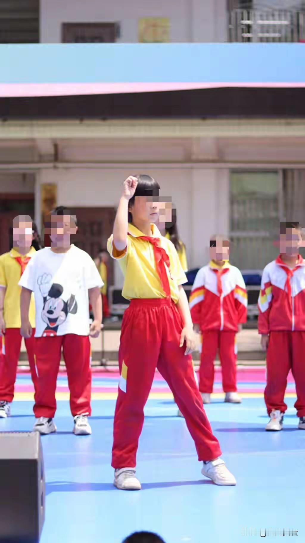 老师就在旁边，孩子躺倒16分钟没打120” 12岁女孩体育课跑步猝死，家属质疑校