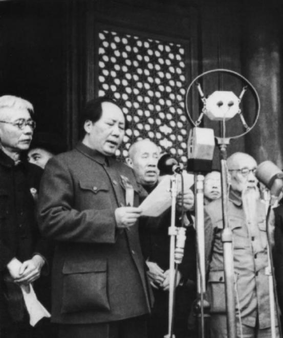 1958年毛主席在上海观看戏剧时突然站起高呼“不革命行吗”，背后究竟发生了哪些重