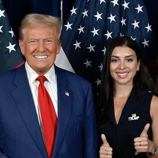 美国政坛从不缺戏剧性。一位29岁、肩负反恐重任的高级官员，如今正因一份涉及“干爹