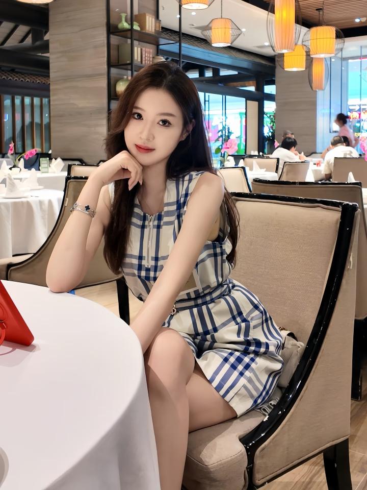 蓝白格纹真的是我的本命配色！谁懂啊，这件无袖裙穿上身就觉得整个人都清爽了。

面