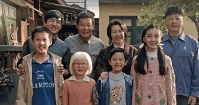 《生逢其时》太离谱了，52岁郭晓东给64岁霍青演儿子，同框像兄弟