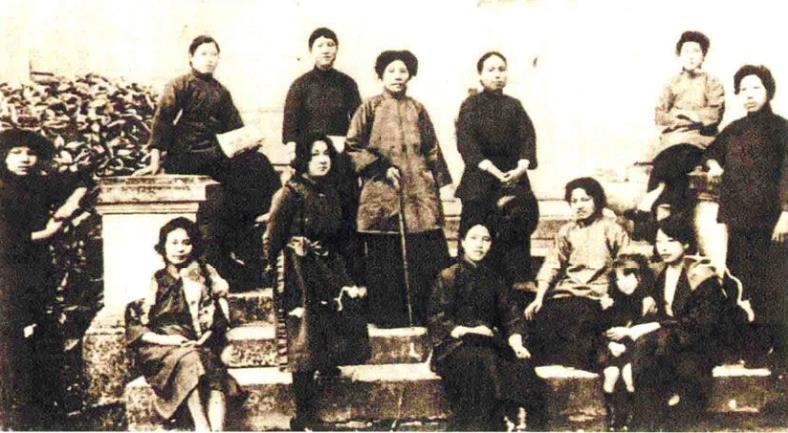 192(0)年留法女学生合影，前排左四为向警予。