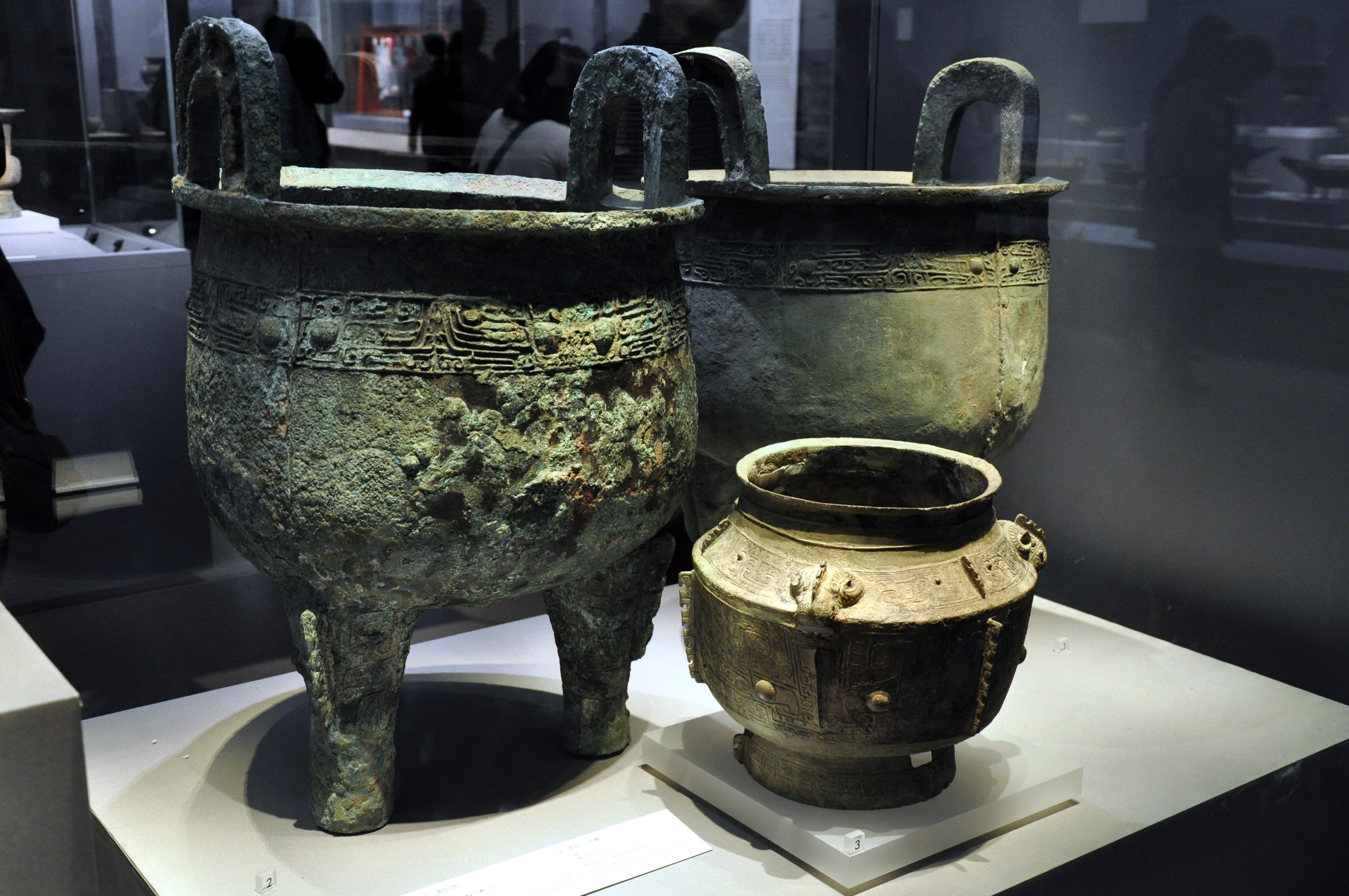 每天一件青铜器 南京博物院藏江宁区出土的商晚期:三羊首瓿. “背景”的两件商代大