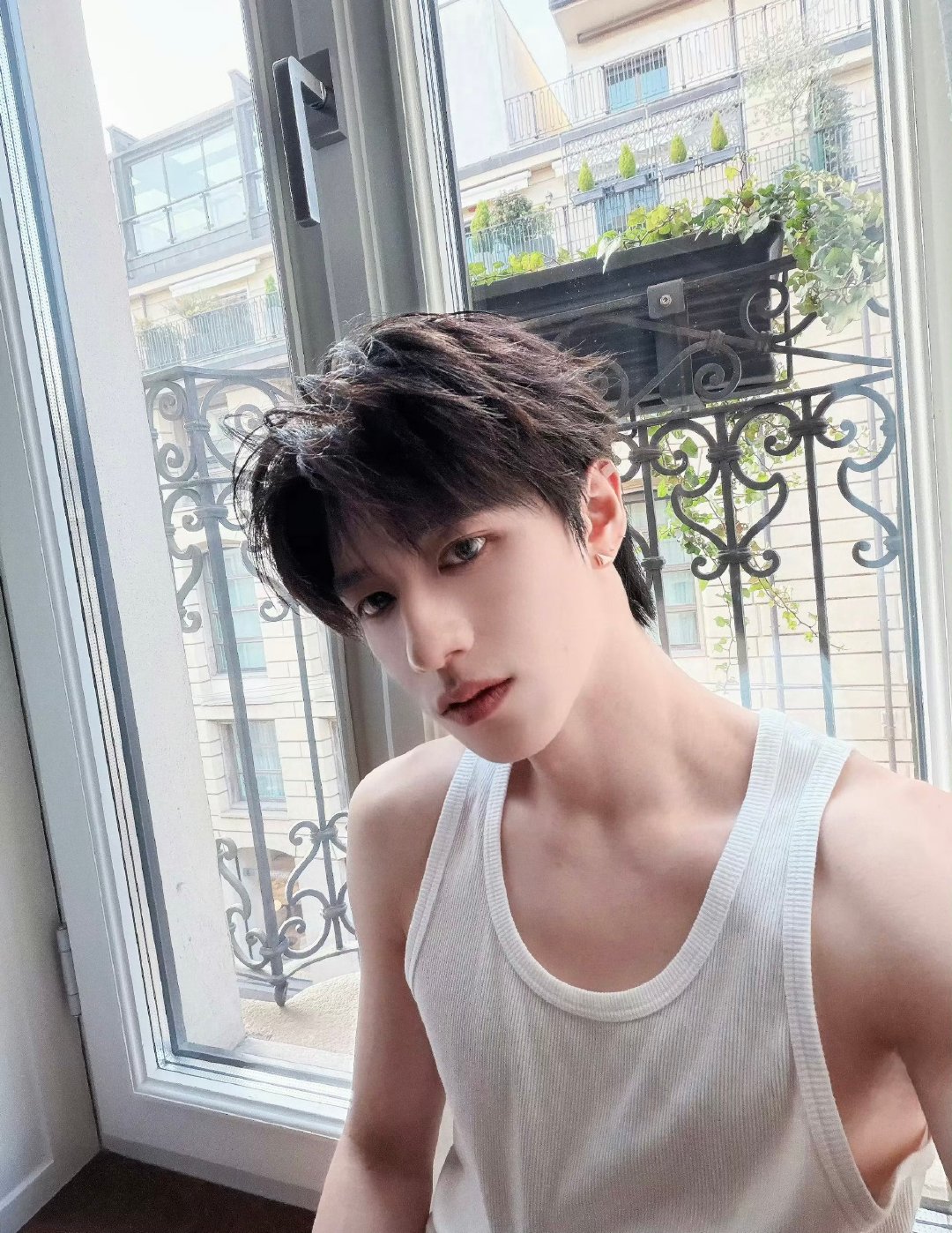 朱志鑫白背心自拍朱志鑫白背心锁骨杀 白背心自拍照杀伤力十足 朱志鑫