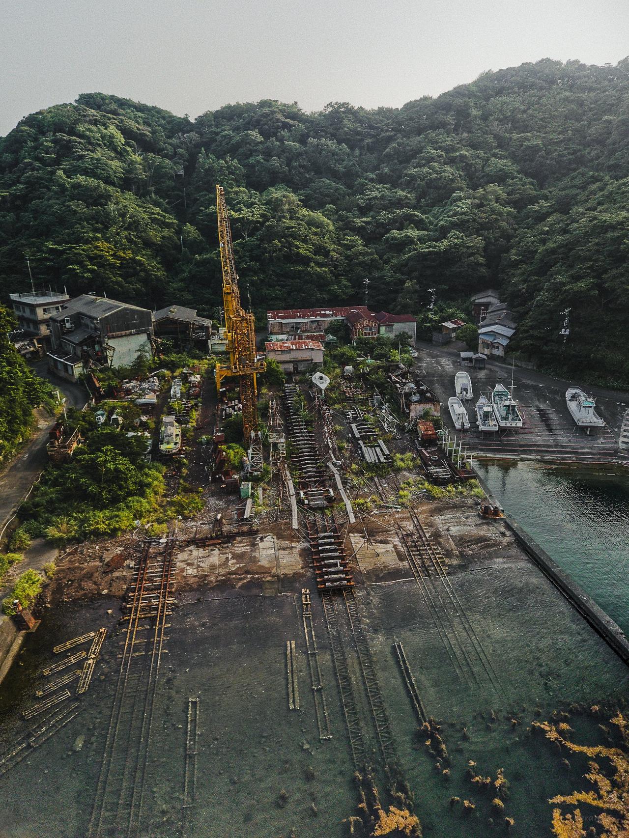 曾经的日本秘密军用造船基地：废弃船厂中的特攻艇遗迹

在一座如今已经荒废、逐渐衰