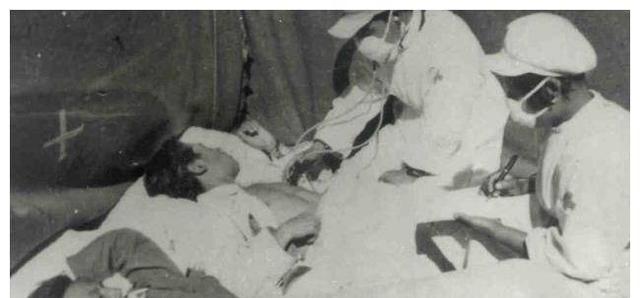 1946年，400多名已经投降的日本女护士，突然拿起尖锐的刺刀，对医院中的伤员痛