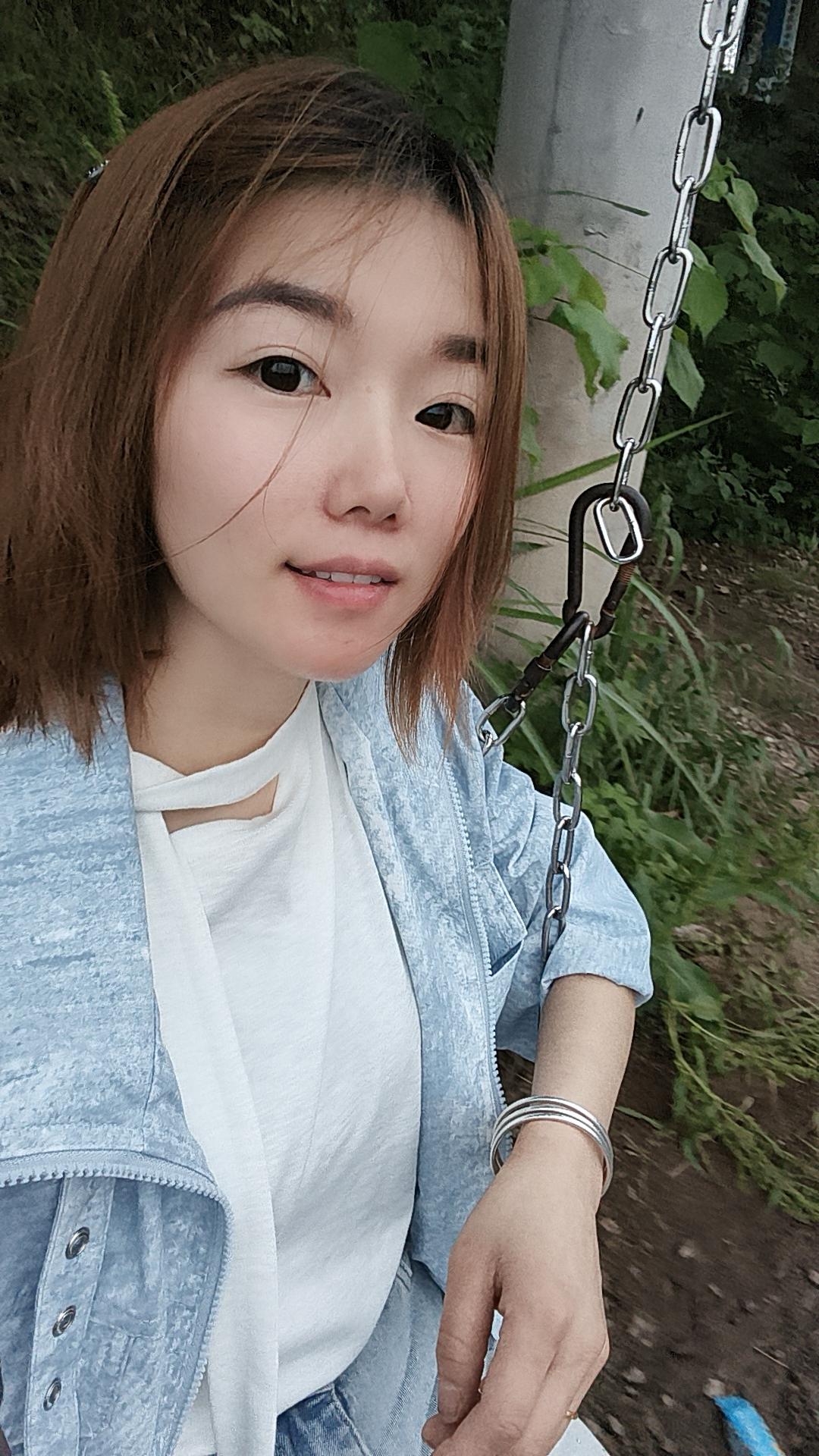 曾经渴望被遮风挡雨的人，最后都学会了自己撑伞。以前我总盼着谁能给我撑腰...