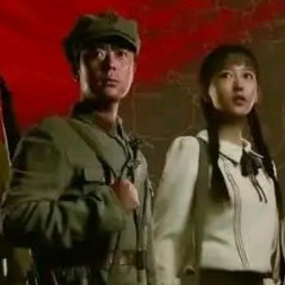 《九个弹孔》中，邓向群正在干部培训班学习，突然接受组织审查这一剧情着实扣人心弦。