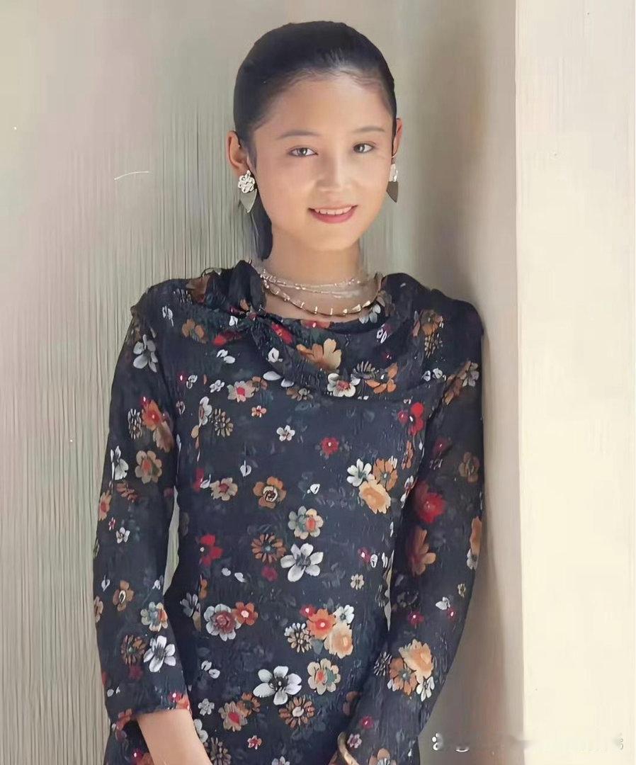 年轻时期的陈红素颜清丽，无需浓妆点缀，端庄温婉自带古韵，惊艳了岁月。 