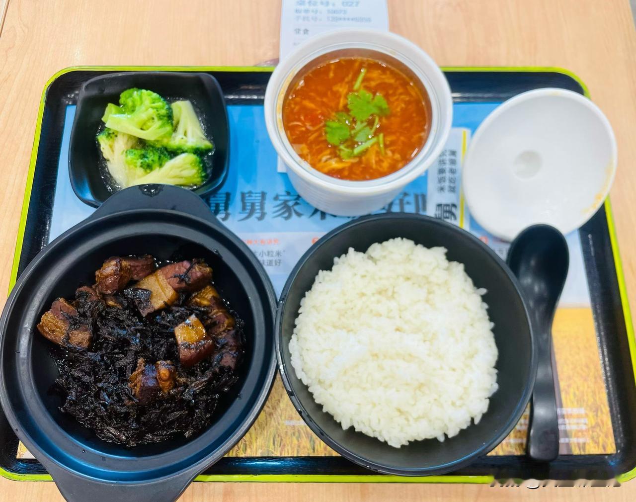 江南美食，
梅干菜烧肉饭套餐。
来到湖州，
吃个绍兴特色饭，
也是无语了。
时间