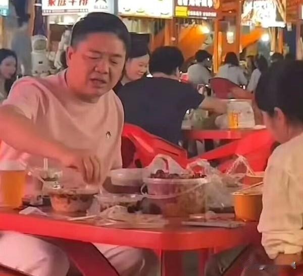 刘强东最新露面，在福州吃路边摊！
 
5月9号，刘强东突然冲上了热搜，这次不是因