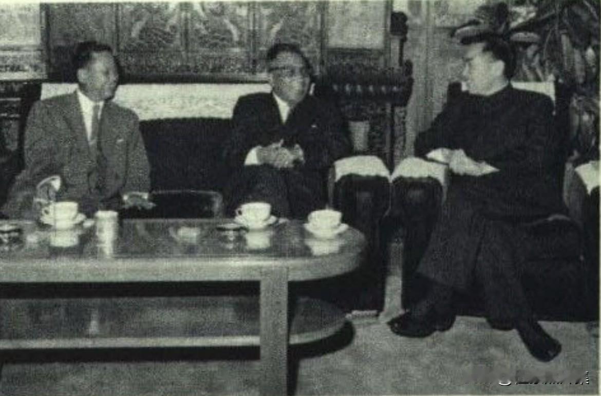 1957年9月25日晚，周恩来总理在北京接见并宴请了以缅甸联邦最高法院首席法官吴