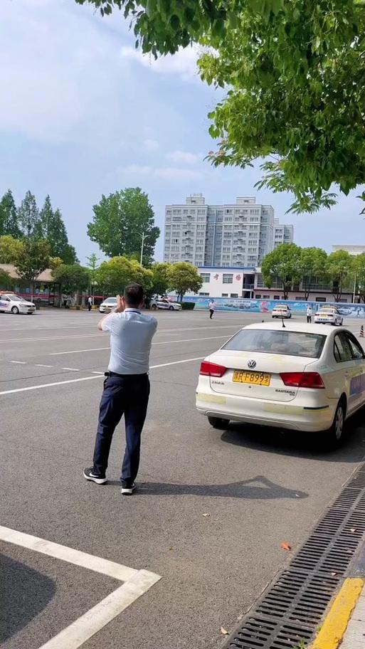 看新闻上说00后都不急着考驾照了，开始我还有点不大相信，觉得可能是区域偏差，没道