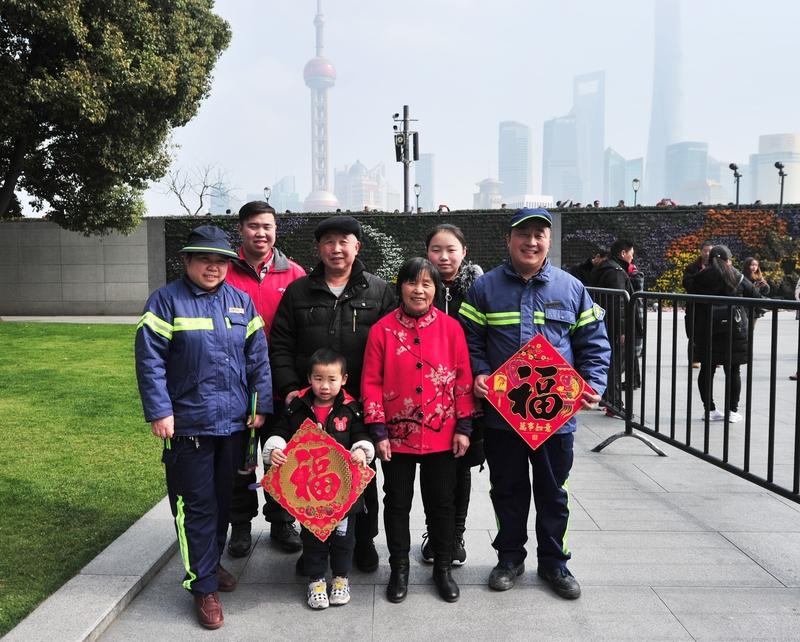 年轻人接父母到北上广反向过年 年轻人接父母到北上广反向过年，这事儿挺酷的。以前都